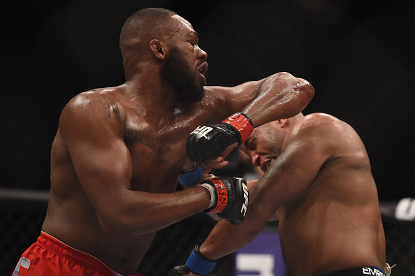 Jones golpes duramente Cormier (Foto: Jeff Bottari / Zuffa LLC / UFC / Via Getty Images)
