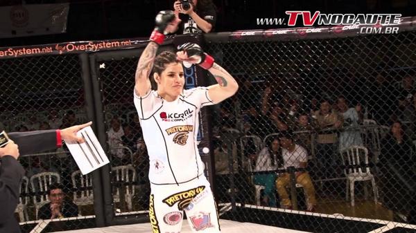 Talita comemorando vitória no MMA (Foto: TV Nocaute)