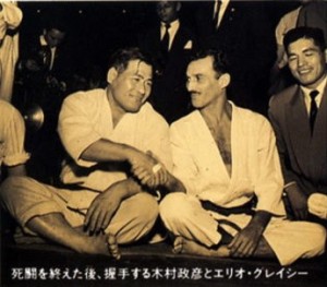 Hélio Gracie com Masahiko Kimura, ao fim da luta. Foto: Arquivo Kimura