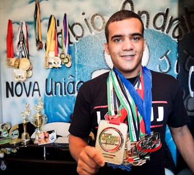 Marcio André desde os 10 anos é um colecionador de medalhas. Foto: Nova União
