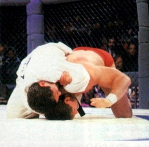 Royce Gracie e o estrangulamento que finalizou Ken Shamrock. Foto: UFC