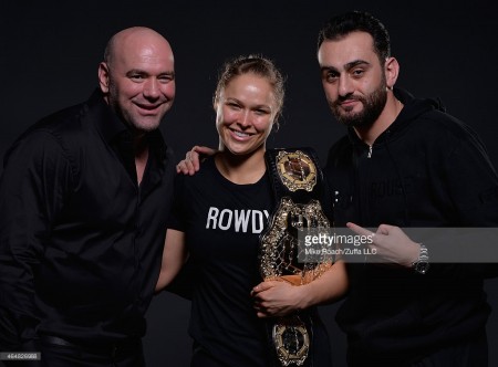 O presidente Dana White, Ronda Rousey, e Edmond Taverdyan no retrato Pós-Luta do evento UFC 184 (Foto: Mike Roach/Zuffa LLC via Getty Images)