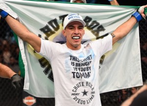Thomas Almeida comemora vitória no UFC 186 (Foto: Getty Images)