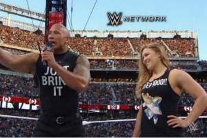 Ronda e 'the rock' juntos no WWE (Foto: Reprodução)