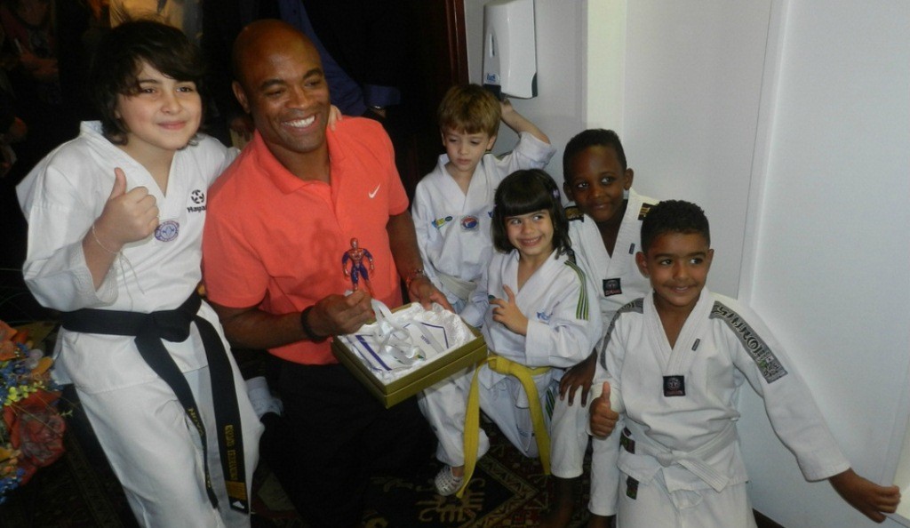 Anderson Silva recebendo o título de embaixador do taekwondo brasileiro (Foto: Reprodução)
