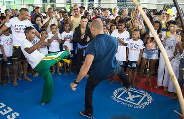 O campeão do UFC jogou capoeira no lançamento do projeto (Foto: Felipe Fiorito)
