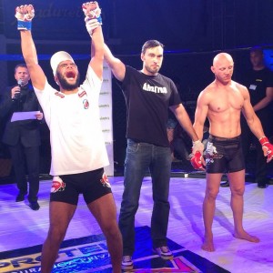 Filipe Jesus comemora anúncio de sua vitória (Foto: Invictus MMA Pro)
