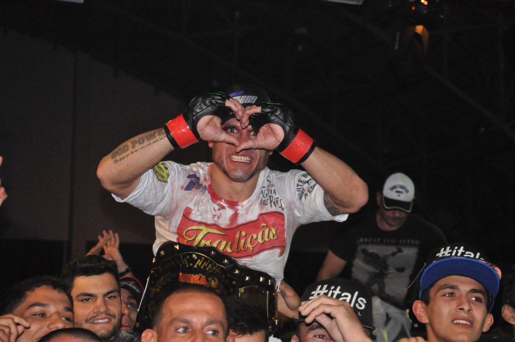 Macaco dedicou o título à Chute Boxe Gold Team (Foto: Marcos Santos)