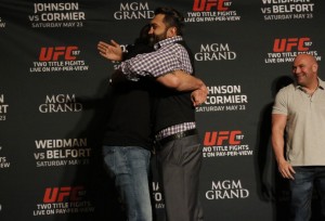 Browne e Arlovski se abraçam na pesagem para o UFC 187 (Foto: Evelyn Rodriguez)