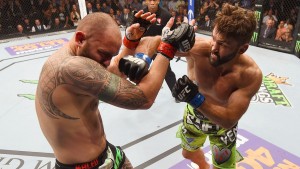 Arlovski parte para cima de Browne em luta válida pelo UFC 187. (Fonte: Fox Sports)