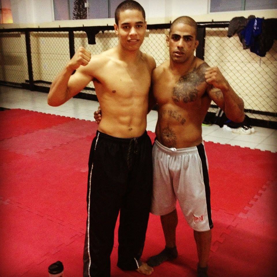 Julio ao lado de seu irmão, o também lutador de MMA Rafael Morcego