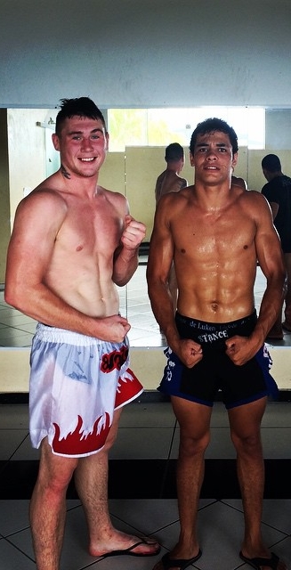 Julio ao lado do parceiro de treinos e lutador do UFC Darren Till.