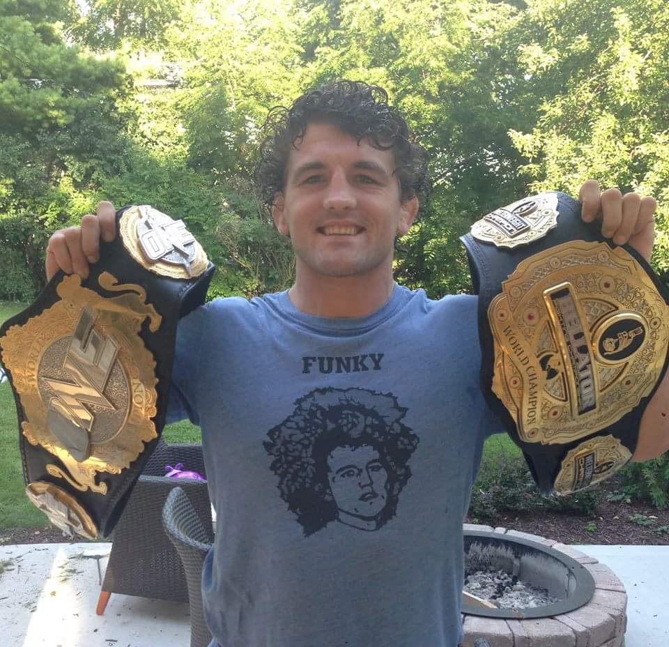 Ben Askren e seus 2 cinturões de MMA.  - Arquivo Pessoal