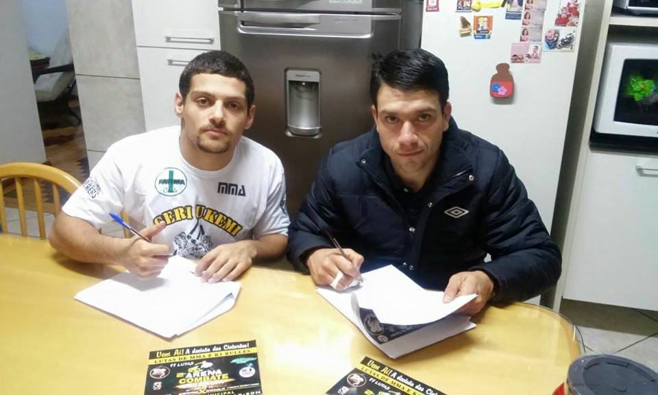 Igor Leal (esq) e Evanes Cavalheiro "Tuto" (dir) assinando contrato do evento (Foto: Arquivo Pessoal)