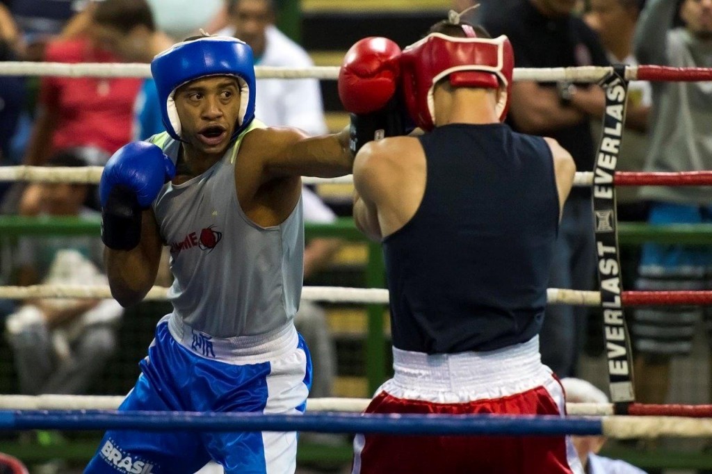 Fernando Henrique (azul) golpeia o oponente (Foto: Ivan Storti)