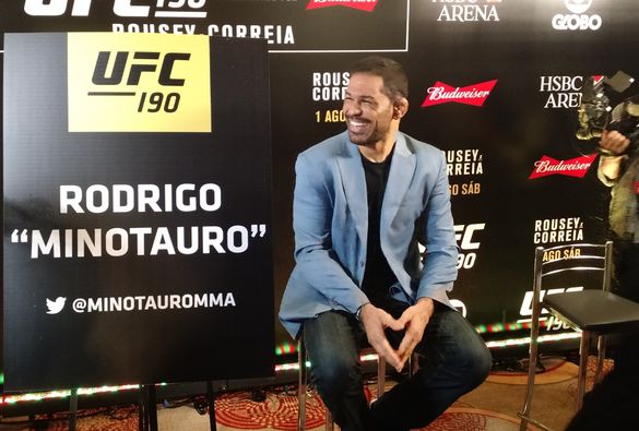 Minotauro vê público dividido na luta principal do UFC 190.(Foto: Luis Fernando Coutinho/Lance!)