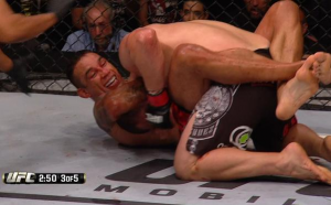 Werdum e a guilhotina em Cain Velasquez que rendeu o cinturão dos Pesos Pesados do UFC. Foto: Reprodução