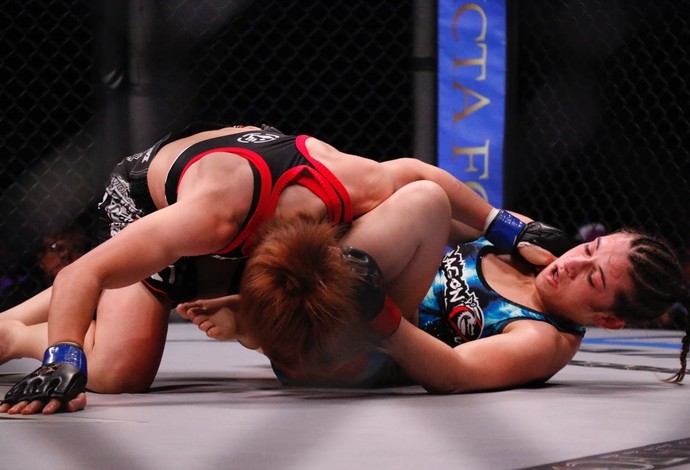 Ayaka Hamasaki fica por cima de Hérica Tibúrcio no Invicta FC 13 (Foto:Combate.com )