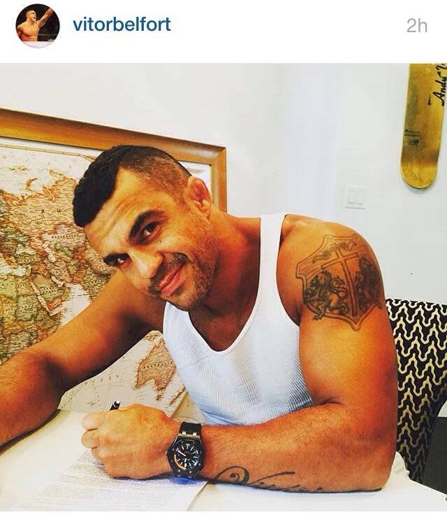 Belfort assinando o contrato para Belfort Vs. Hendo III. ( Foto: Instagram oficial do atleta, @vitorbelfort )