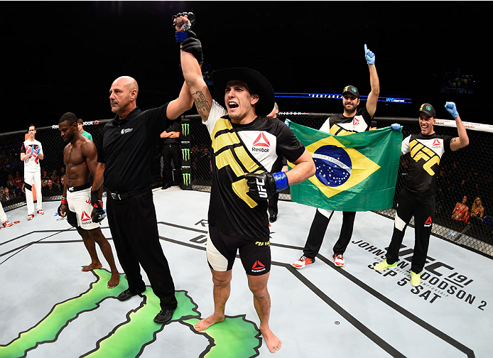 Sertanejo chegou ao seu quarto triunfo em oito lutas pelo UFC (Foto: Divulgação/UFC)