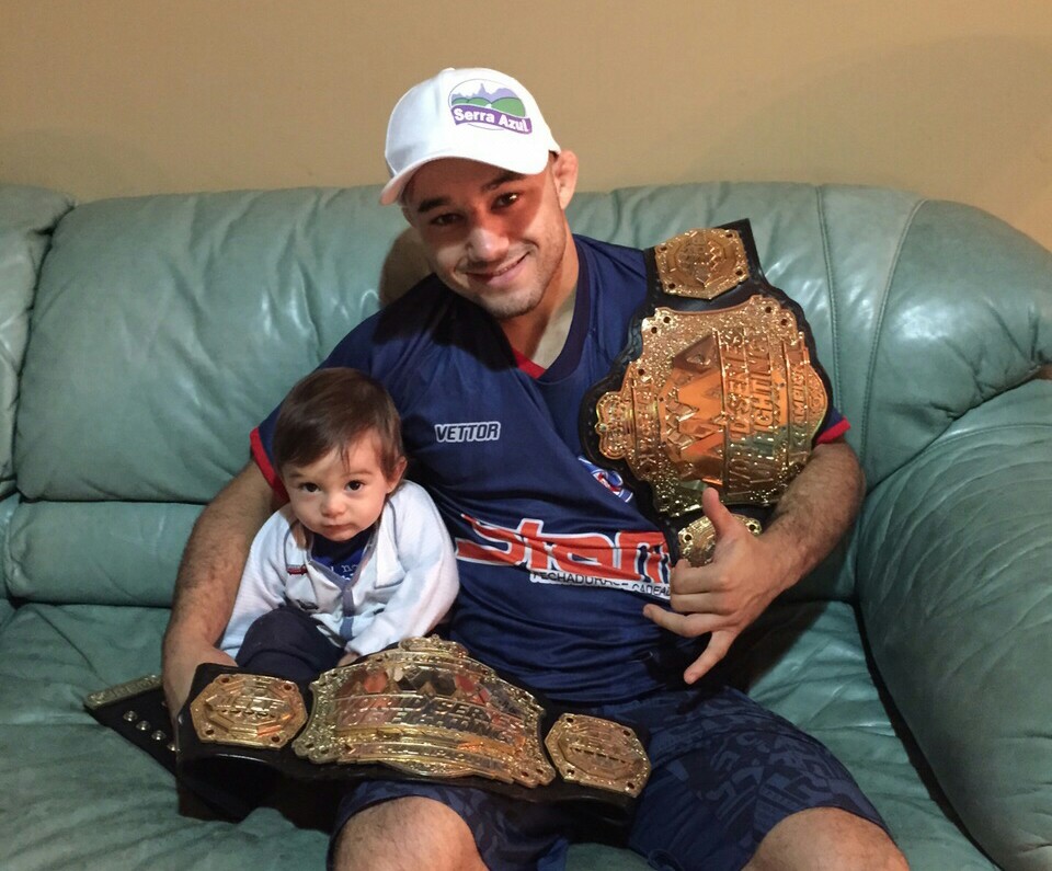 Marlon Moraes posa com o filho Rafael com seu cinturão e uma réplica (Foto: Divulgação) 