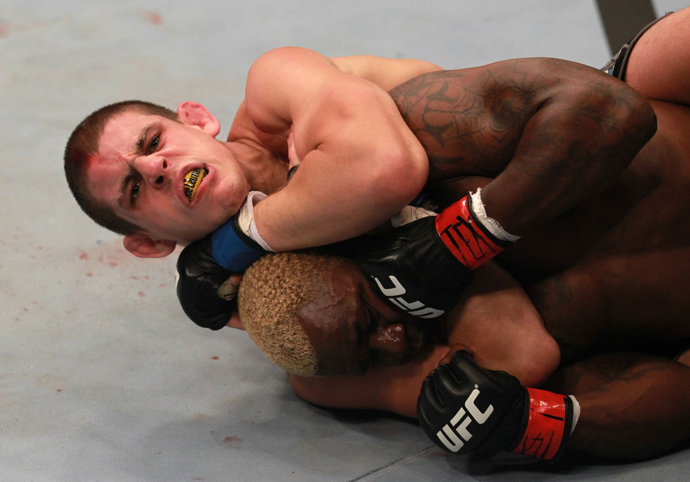 Lauzon aplicando finalização no UFC 136 contra Melvin Guillard. ( Foto: Sportv )