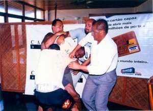 Todo Duro e Holyfield perdem a compostura e promovem uma briga na pesagem que antecedeu a luta em 1998 (Carlos Santana/Ag. A TARDE).