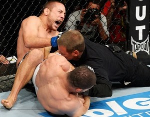 Toquinho contra Mike Pierce, no UFC Barueri em 2013.Esta luta causou sua demissão. Foto: UFC