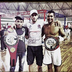 Guilherme com o cinturão do ELT FIGHTER ao lado de Elias Silvério e Fernando "Fumaça" Dias.