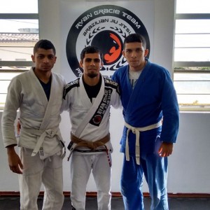 Á esquerda: Guilherme Souza; No centro: Cristiano Leonardo (faixa marrom de Jiu Jitsu e líder da academia CLT RYAN GRACIE ARAÇARIGUAMA); á direita: Alexandre Silva (Parceiro de treinos de Guilherme).