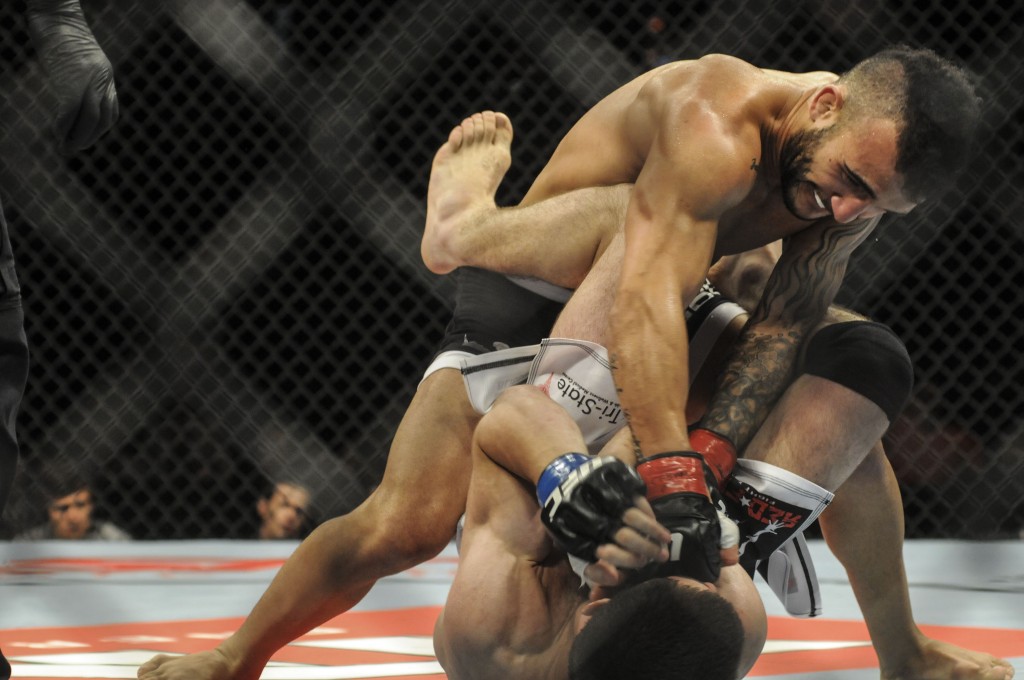 Lineker derrota Azamat Gashimov no UFC on FX 8. ( foto: Eduardo Valente )