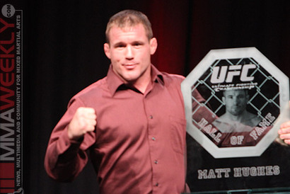 Hughes é inserido no Hall da Fama do UFC (Foto: Reprodução/ Bloody Elbow)