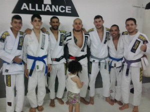 Vitor ao lado de seu pai, o faixa preta de Jiu Jitsu Leandro Fideles. (Foto: Facebook pessoal do atleta)