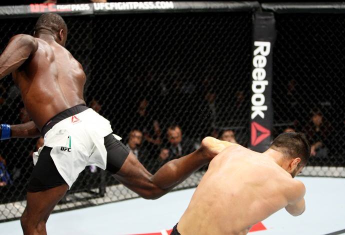 Uriah Hall nocauteando Gegard Mousasi no UFC do Japão (Foto: Getty Images)