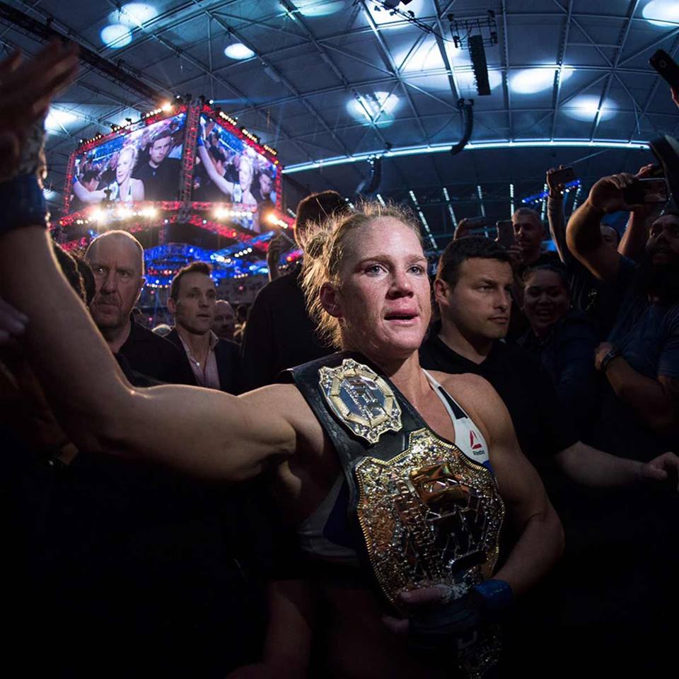 Holly Holm com o cinturão que conquistou em luta histórica. (Foto: Divulgação/UFC)