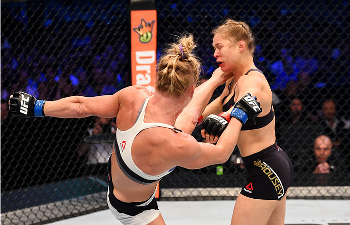 Holly Holm acertou esse chute poderoso pra nocautear Ronda Rousey (Foto: UFC.com)