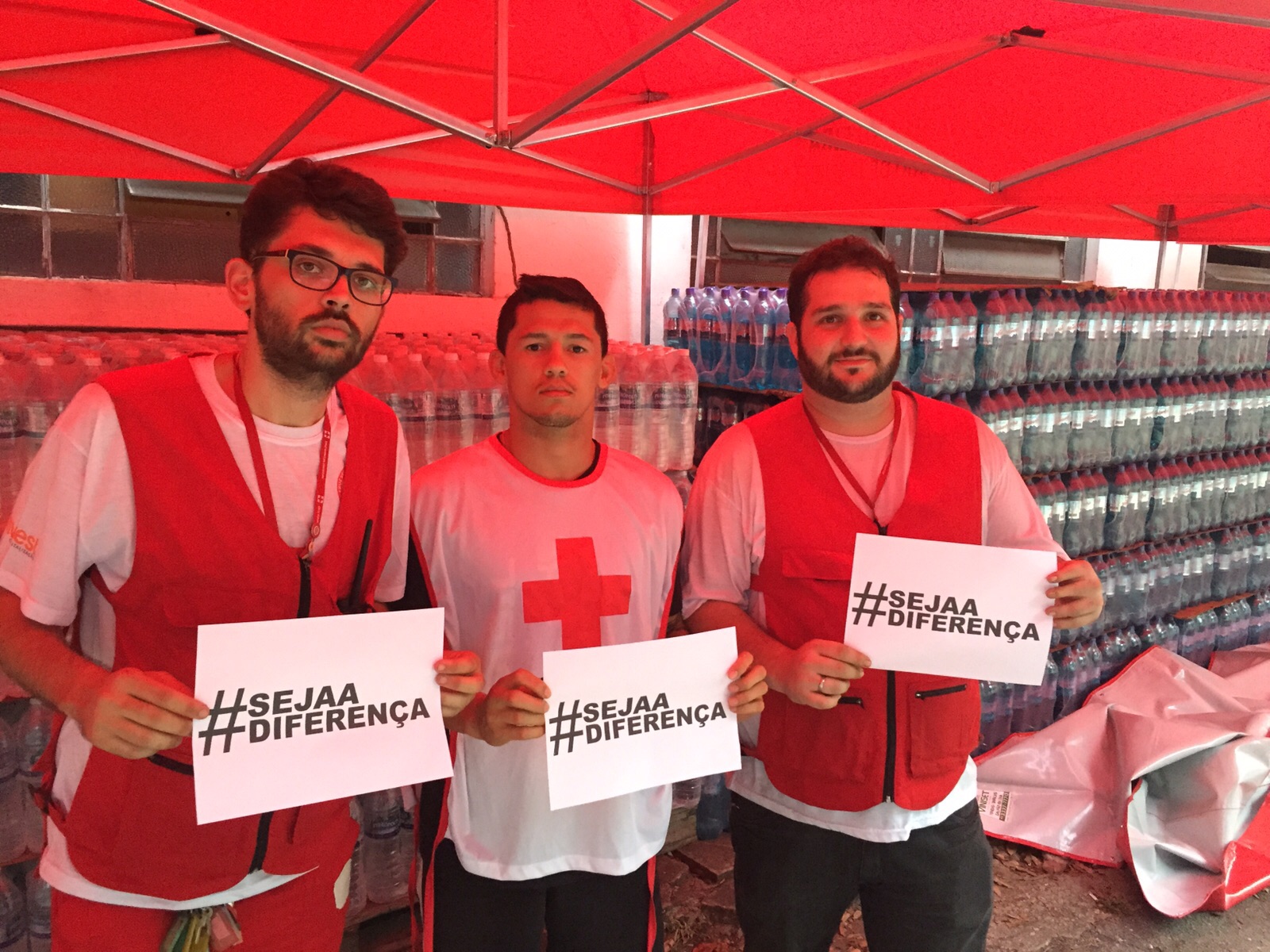 Dudu Dantas participou da entrega da doação na Cruz Vermelha do Rio de Janeiro (Foto: Divulgação)