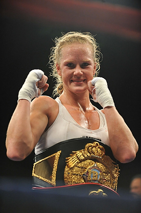 Holly com um dos vários cinturões que conquistou durante a carreira. (Foto: boxrec.com)