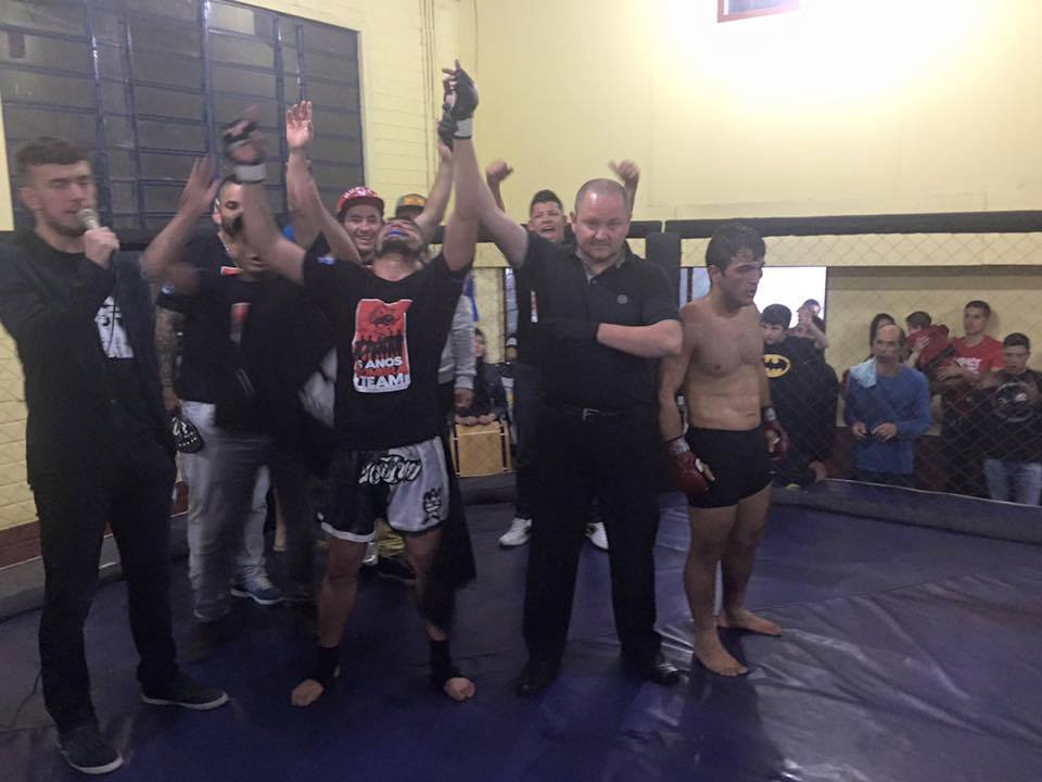 Marcos Cyber comemorou a vitória na luta principal do Impact MMA 2 (Foto: Reprodução/Facebook)