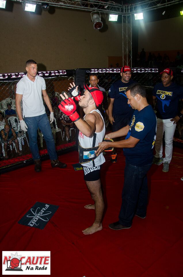 O atletas Lucas "Fioti" recebendo o cinturão. ( Foto: Fernando de Faria. )