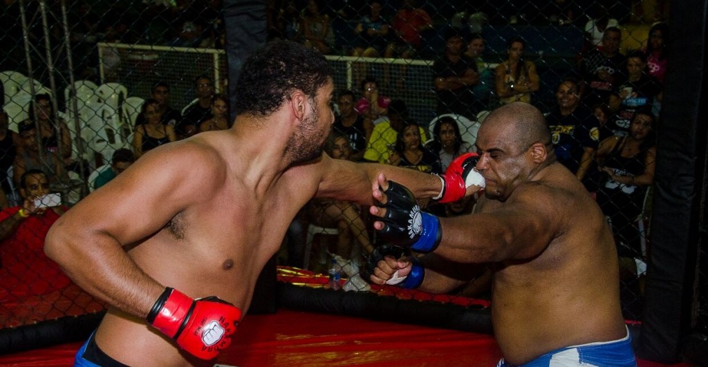 Bruno Mohamed acerta golpe duríssimo no rosto de seu adversário. ( Foto: Fernando de Faria )