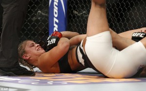 Paige VanZant arrochando o braço de Alex Chambers no UFC 191. Foto:(www.dailymail.com)