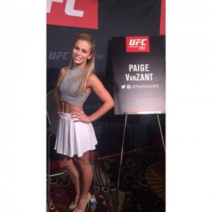 A atleta em uma conferência do UFC. Foto: (Instagram Oficial da Lutadora)