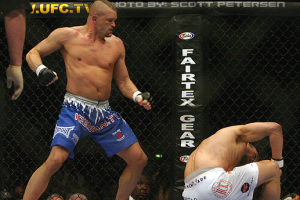 Chuck Liddell nocauteia Randy Couture no UFC 52 e conquista o cinturão do UFC (Foto: MMA Weekly)