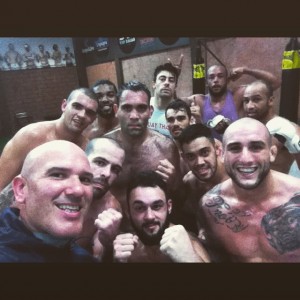 Fabiano Montes e alguns de seus pupilos na Boxer MMA (Foto: Reprodução/ Facebook)