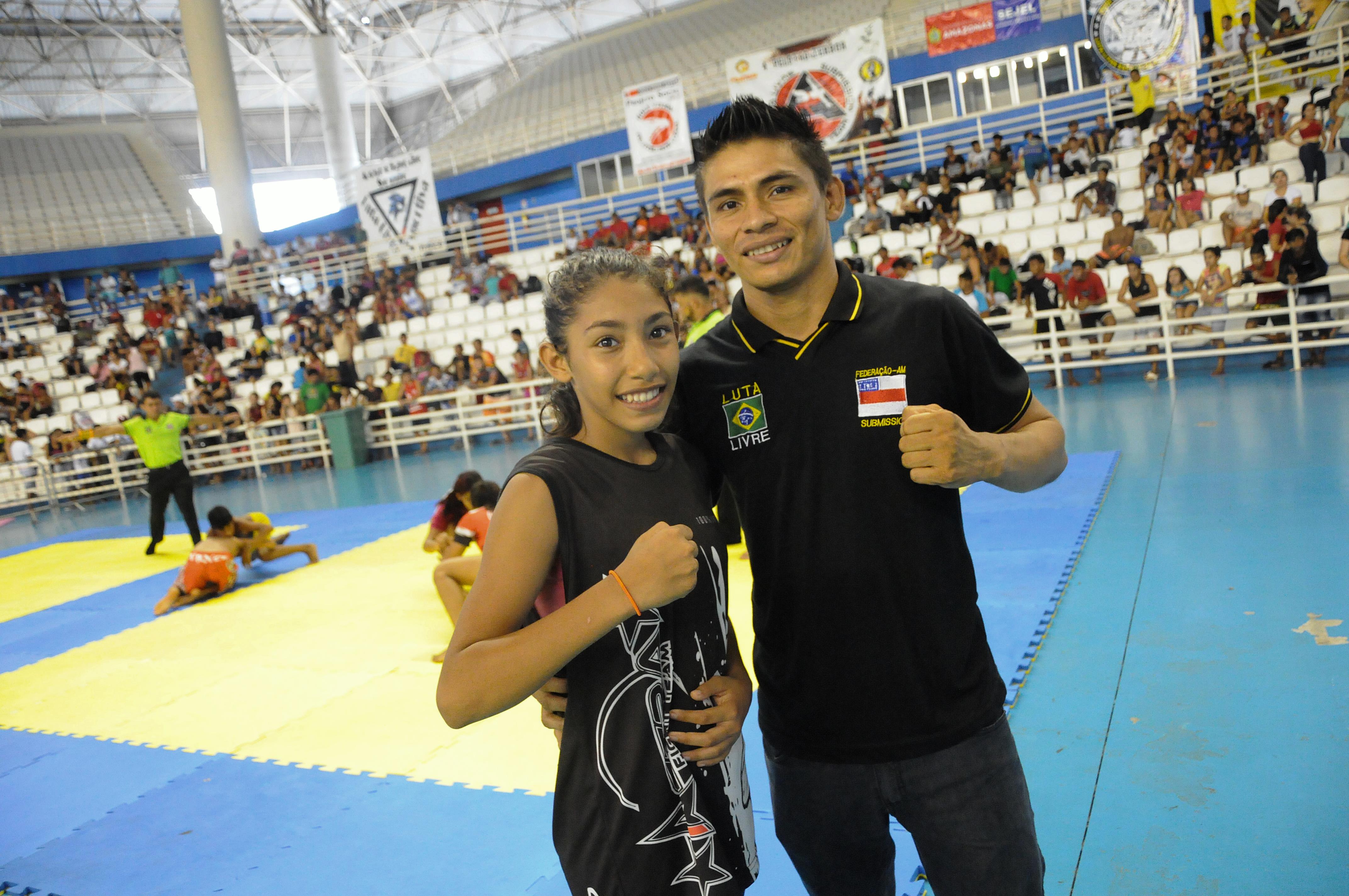 Ana Caroline ao lado de seu técnico Simão Tavares; (Foto: Emanuel mendes Siqueira.)