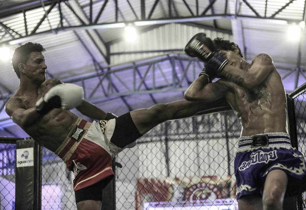 Luta 10 - Muay Thai - Erivan Barata chuta Juliano Arcanjo - (Foto Michael Dantas)