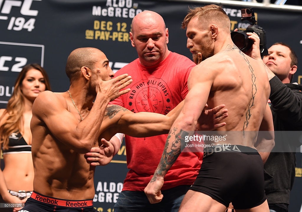 José Aldo e Conor McGregor na pesagem do UFC 194 / foto: Getty Images