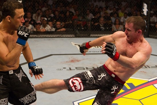 Renzo Gracie vs. Matt Hughes no UFC 112, em Abril de 2010. (Foto: Divulgação UFC / Zuffa)